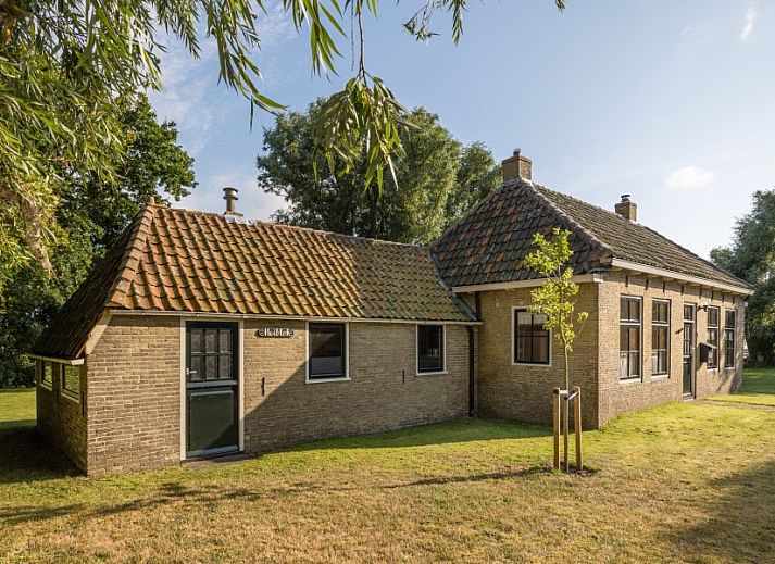 Ruime zithoek van Meiblok vakantiehuis in Formerum, Terschelling met moderne meubels en veel lichtinval.