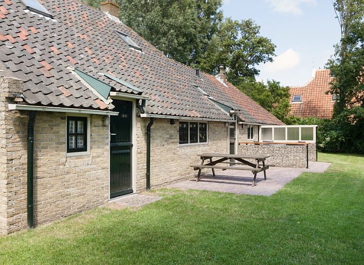 Ruime zithoek van Meiblok vakantiehuis in Formerum, Terschelling met moderne meubels en veel lichtinval.