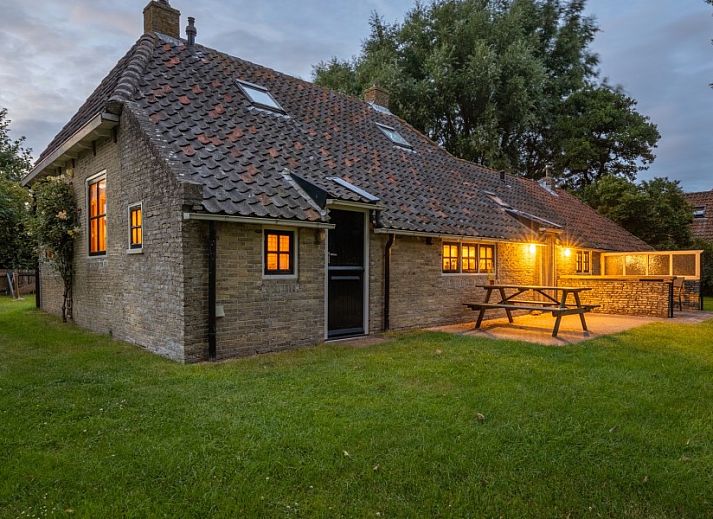 Ruime zithoek van Meiblok vakantiehuis in Formerum, Terschelling met moderne meubels en veel lichtinval.