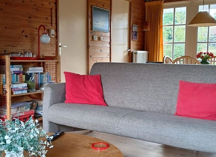 Rustig gelegen vakantiehuis De Trekvogels in Formerum, Terschelling omgeven door groen.