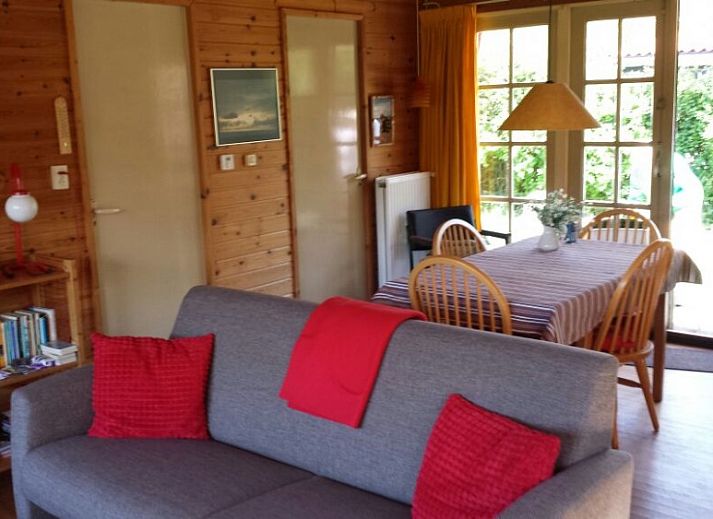 Rustig gelegen vakantiehuis De Trekvogels in Formerum, Terschelling omgeven door groen.