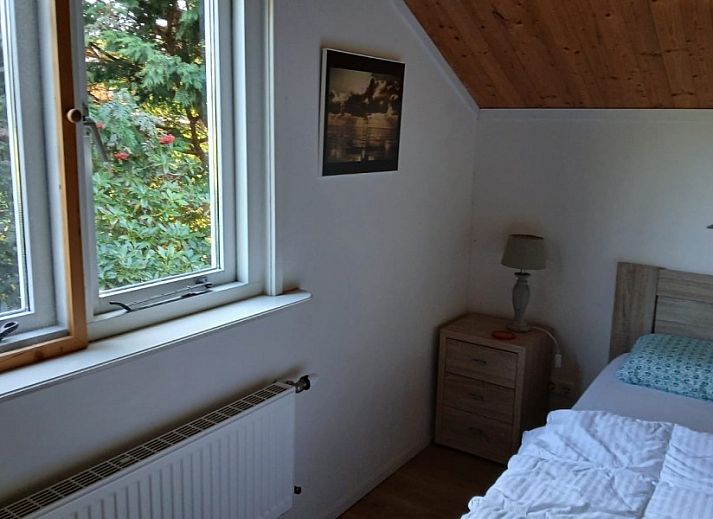 Authentieke gevel van vakantiehuis De Trekvogels in Formerum, Terschelling met kleurrijke details.