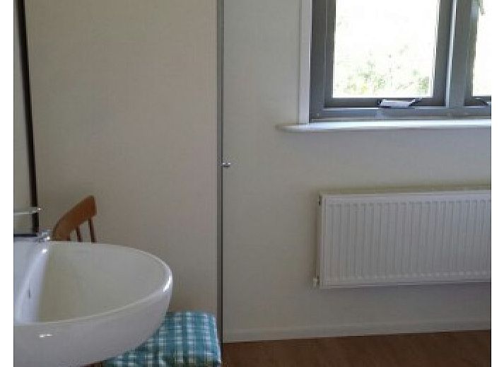 Authentieke gevel van vakantiehuis De Trekvogels in Formerum, Terschelling met kleurrijke details.