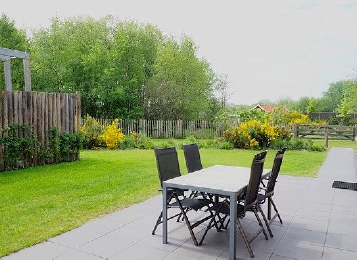 ZONICE chalet in Formerum, Terschelling met moderne uitstraling en terras in groene omgeving.