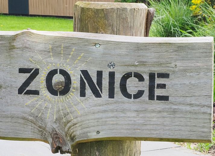 Gezellig terras bij ZONICE vakantiehuis in Formerum, Terschelling omringd door natuur.