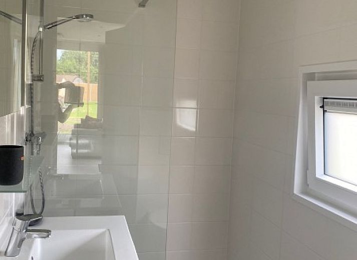 Gezellig terras bij ZONICE vakantiehuis in Formerum, Terschelling omringd door natuur.