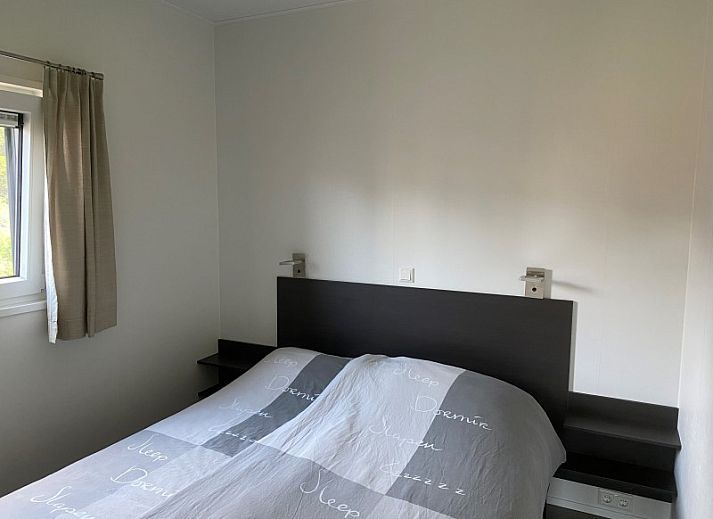 ZONICE chalet met comfortabele stoelen op de veranda in Formerum, Terschelling.