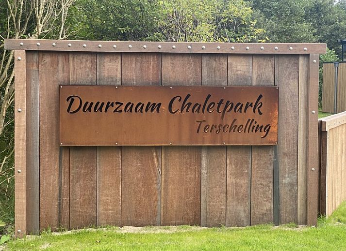 ZONICE chalet met comfortabele stoelen op de veranda in Formerum, Terschelling.