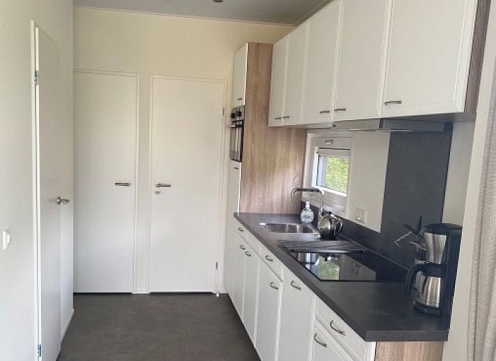 ZONICE chalet met comfortabele stoelen op de veranda in Formerum, Terschelling.