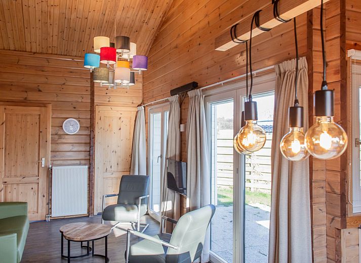 Finnish bungalow 5 persons in Hee, Terschelling with charming wooden facade and bikes in front of the door, ideal for nature lovers.