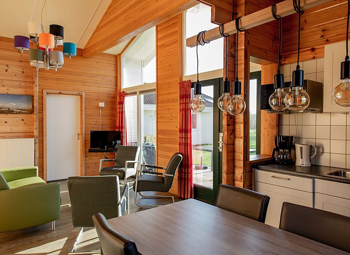 Finnish bungalow 5 persons in Hee, Terschelling with charming wooden facade and bikes in front of the door, ideal for nature lovers.