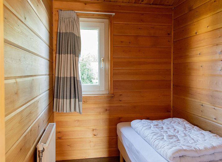 Cozy indoor area of Finnish bungalow 5 persons, Hee, Terschelling, with comfortable seating and lots of natural light.