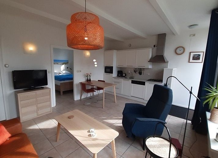 Aike van Rel vakantiehuis in Hoorn, Terschelling met charmante gevel en groene tuin.