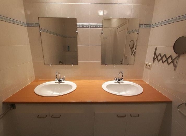 Aike van Rel vakantiehuis in Hoorn, Terschelling met charmante gevel en groene tuin.