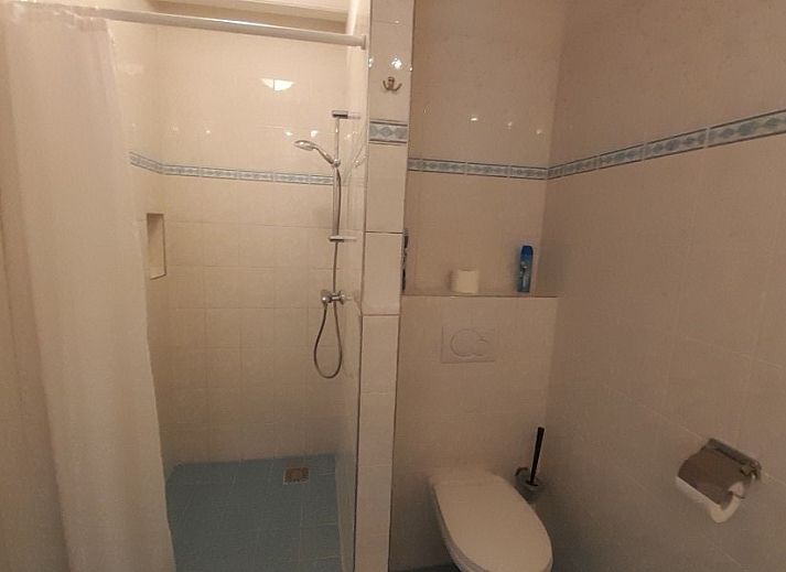 Lichte woonkamer in Aike van Rel appartement, Hoorn, Terschelling met kleurrijk schilderij.