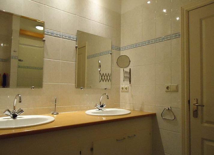 Lichte woonkamer in Aike van Rel appartement, Hoorn, Terschelling met kleurrijk schilderij.