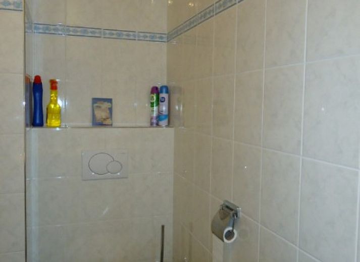 Lichte woonkamer in Aike van Rel appartement, Hoorn, Terschelling met kleurrijk schilderij.