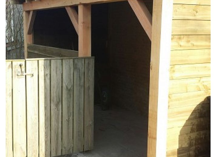 Lichte woonkamer in Aike van Rel appartement, Hoorn, Terschelling met kleurrijk schilderij.