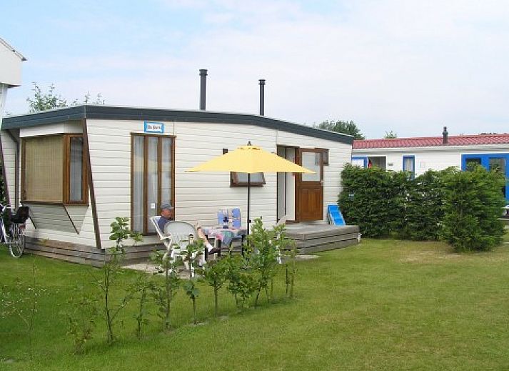 The Stern chalet in Hoorn, Terschelling with sunny veranda and garden, ideal for relaxing vacations on the Wadden Islands.