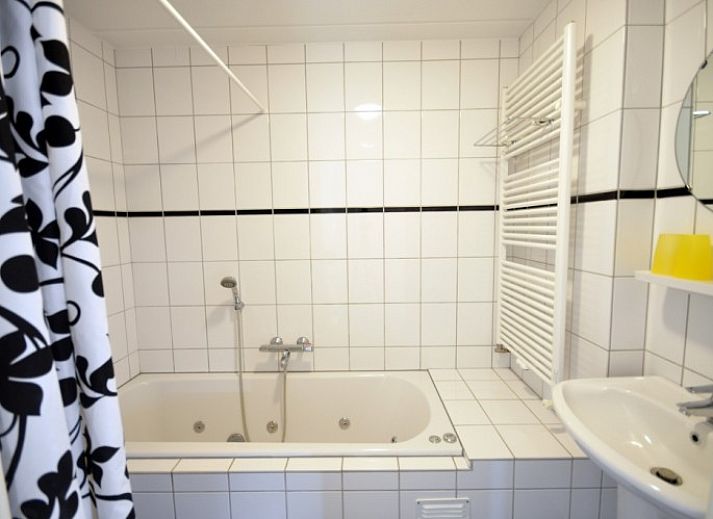 Gemuetliches Wohnzimmer im Apartment Farm de Hek West, Hoorn, Terschelling mit Holzofen und Essecke.