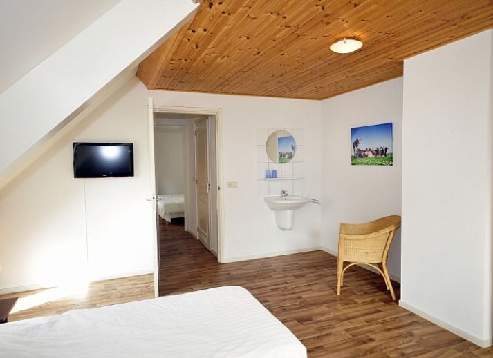 Gemuetliches Wohnzimmer im Apartment Farm de Hek West, Hoorn, Terschelling mit Holzofen und Essecke.