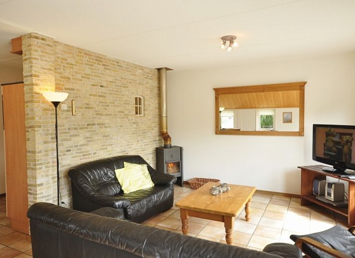 Gemuetliches Wohnzimmer im Apartment Farm de Hek West, Hoorn, Terschelling mit Holzofen und Essecke.