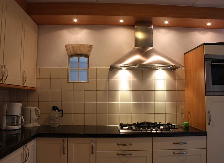 Moderne Kueche im Apartment Farm de Hek West, Hoorn, Terschelling mit hochwertigen Geraeten.