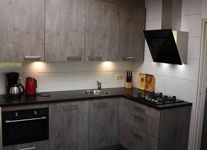 Geniet van de veranda bij Bungalow de Hek in Hoorn, Terschelling, een sfeervol vakantiehuis op de Waddeneilanden.