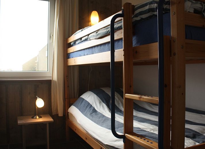 Geniet van de veranda bij Bungalow de Hek in Hoorn, Terschelling, een sfeervol vakantiehuis op de Waddeneilanden.