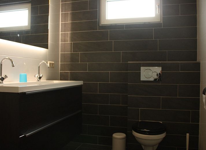 Geniet van de veranda bij Bungalow de Hek in Hoorn, Terschelling, een sfeervol vakantiehuis op de Waddeneilanden.