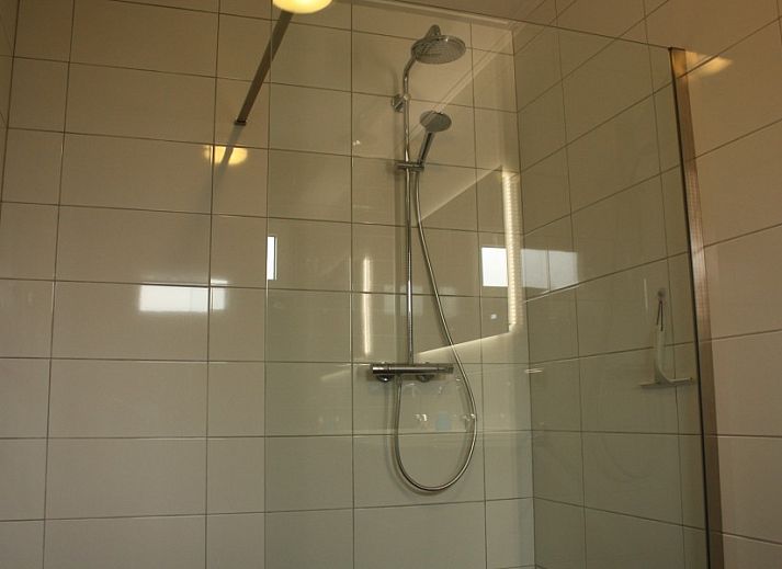 Geniet van de veranda bij Bungalow de Hek in Hoorn, Terschelling, een sfeervol vakantiehuis op de Waddeneilanden.