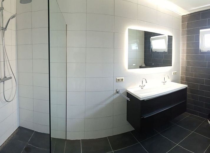 Moderne keuken in Bungalow de Hek, Hoorn, Terschelling. Vakantiehuis met luxe voorzieningen op de Waddeneilanden.