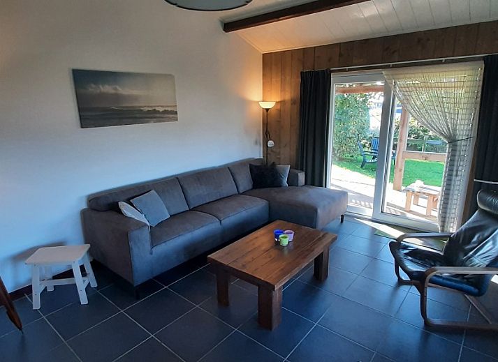 Gezellige slaapkamer met stapelbed in Bungalow de Hek, Hoorn, Terschelling, perfect voor een familievakantie op de Waddeneilanden.