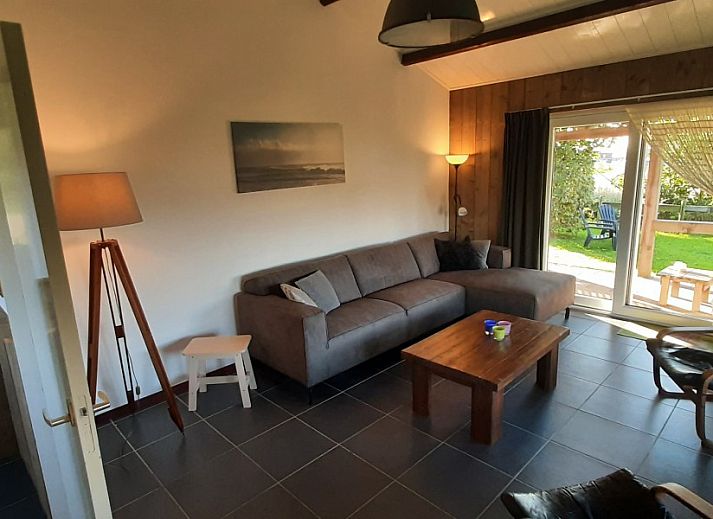 Gezellige slaapkamer met stapelbed in Bungalow de Hek, Hoorn, Terschelling, perfect voor een familievakantie op de Waddeneilanden.