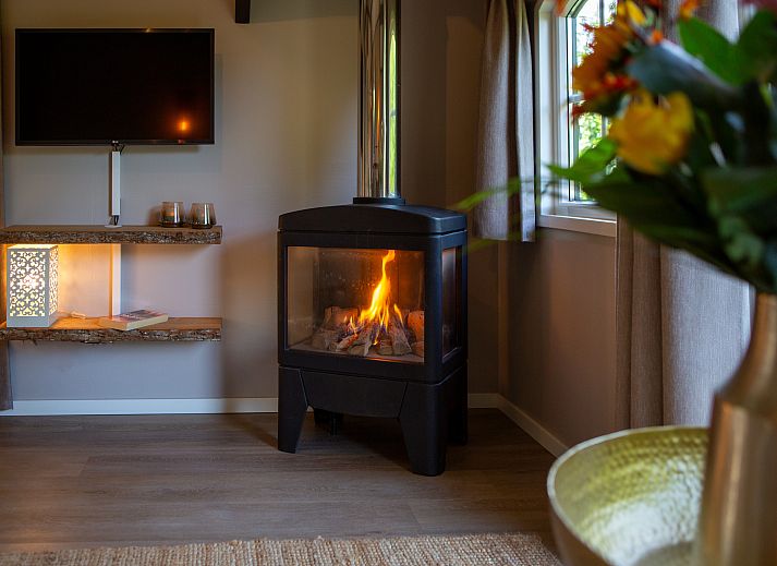 Dining room in Schuttersbos cottage, Midsland, Terschelling with modern kitchen and bright decor.