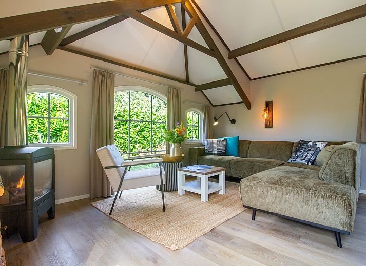 Dining room in Schuttersbos cottage, Midsland, Terschelling with modern kitchen and bright decor.