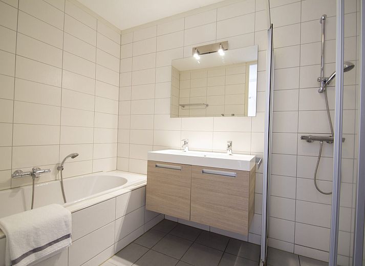 Gezellige woonkamer in Wellness Appartement | 4 Pers, Midsland, Terschelling, met moderne inrichting en veel natuurlijk licht.