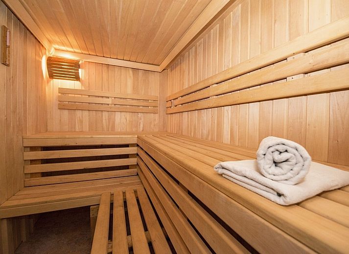 Gezellige woonkamer in Wellness Appartement | 4 Pers, Midsland, Terschelling, met moderne inrichting en veel natuurlijk licht.