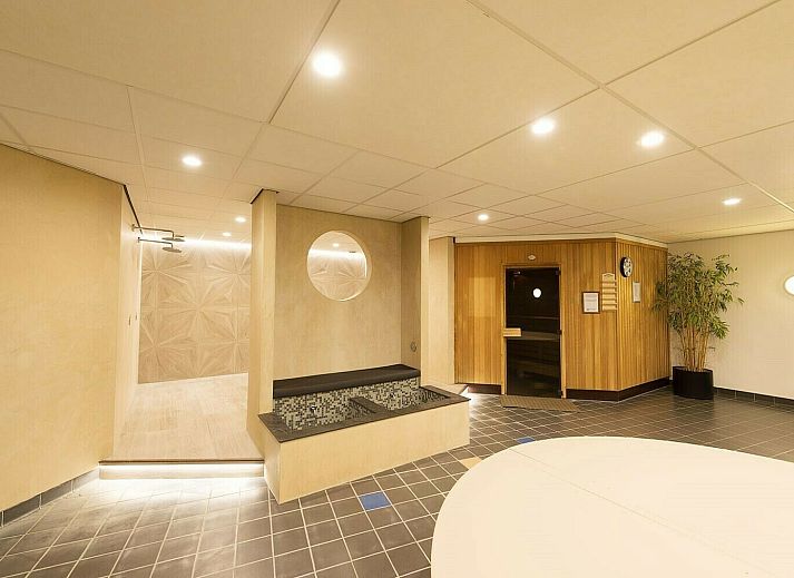 Moderne badkamer in Wellness Appartement | 4 Pers, vakantiehuis in Midsland, Terschelling, met ligbad en inloopdouche voor ultiem comfort.