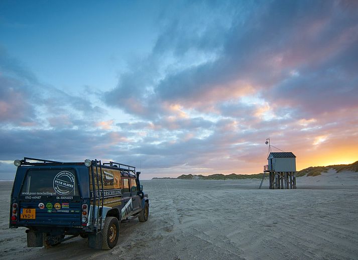 Moderne badkamer in Wellness Appartement | 4 Pers, vakantiehuis in Midsland, Terschelling, met ligbad en inloopdouche voor ultiem comfort.