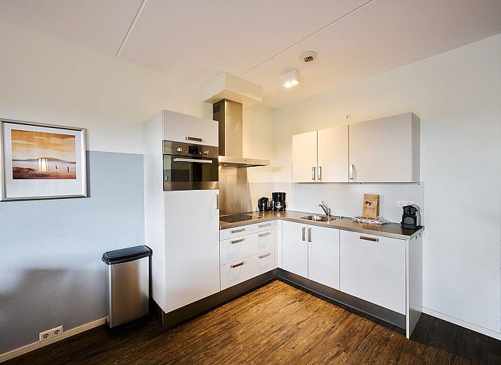 Moderne badkamer in Wellness Appartement | 4 Pers, vakantiehuis in Midsland, Terschelling, met ligbad en inloopdouche voor ultiem comfort.