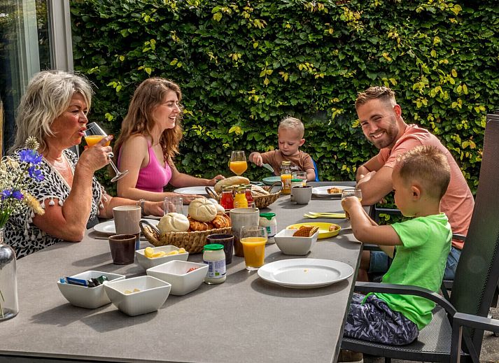 Ontspannen in de luxe badkamer van Wellness Appartement | 4 Pers in Midsland, Terschelling, met sauna en moderne voorzieningen.