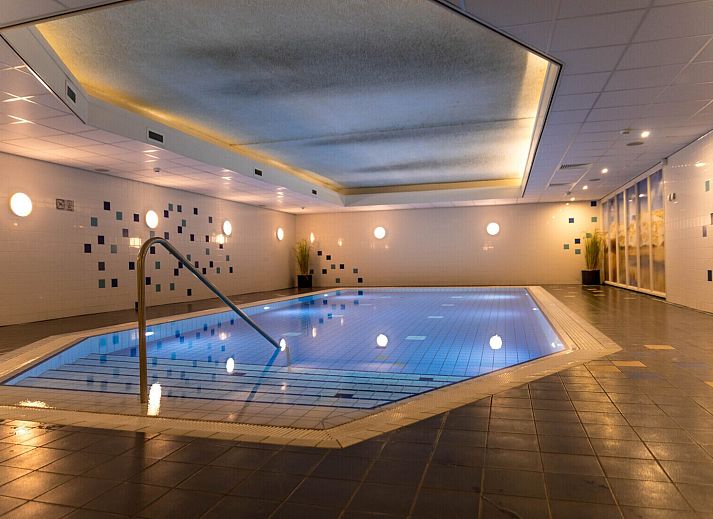 Ontspannen in de luxe badkamer van Wellness Appartement | 4 Pers in Midsland, Terschelling, met sauna en moderne voorzieningen.