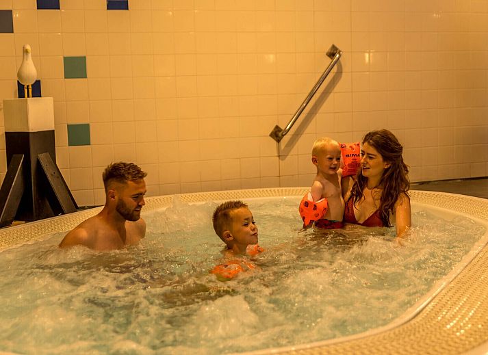 Ontspannen in de luxe badkamer van Wellness Appartement | 4 Pers in Midsland, Terschelling, met sauna en moderne voorzieningen.