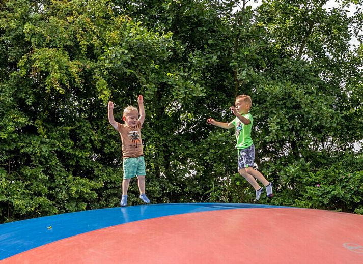 Ontspannen in de luxe badkamer van Wellness Appartement | 4 Pers in Midsland, Terschelling, met sauna en moderne voorzieningen.