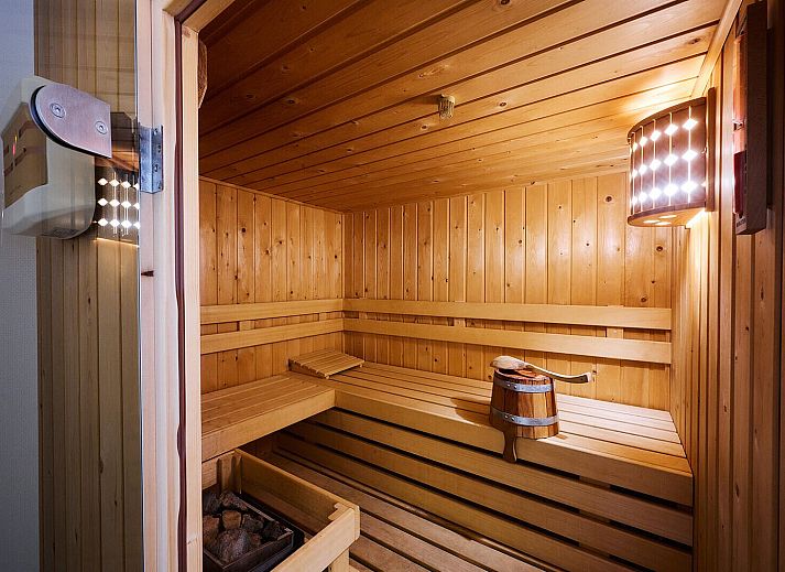 Stijlvolle woonkamer van Wellness Appartement | 2 Pers in Midsland, Terschelling, met moderne inrichting en veel natuurlijk licht.