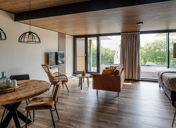 Luxe binnenruimte van Deluxe Studio voor 2 personen in Midsland, Terschelling, met uitzicht op de natuur van de Waddeneilanden.