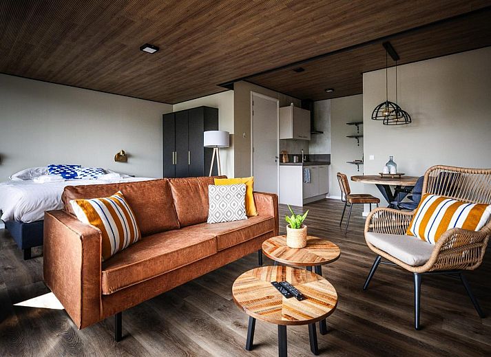 Luxe binnenruimte van Deluxe Studio voor 2 personen in Midsland, Terschelling, met uitzicht op de natuur van de Waddeneilanden.