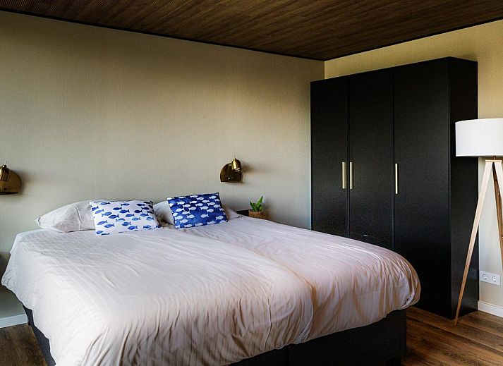 Luxe binnenruimte van Deluxe Studio voor 2 personen in Midsland, Terschelling. Moderne inrichting met uitzicht op de natuur van de Waddeneilanden.