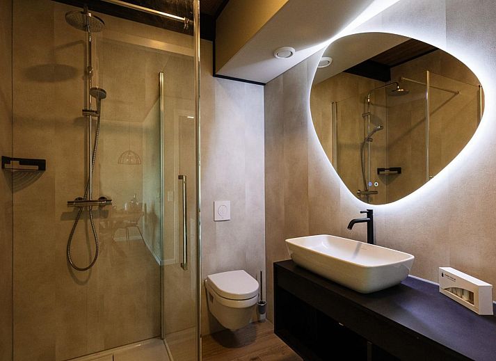 Luxe binnenruimte van Deluxe Studio voor 2 personen in Midsland, Terschelling. Moderne inrichting met uitzicht op de natuur van de Waddeneilanden.